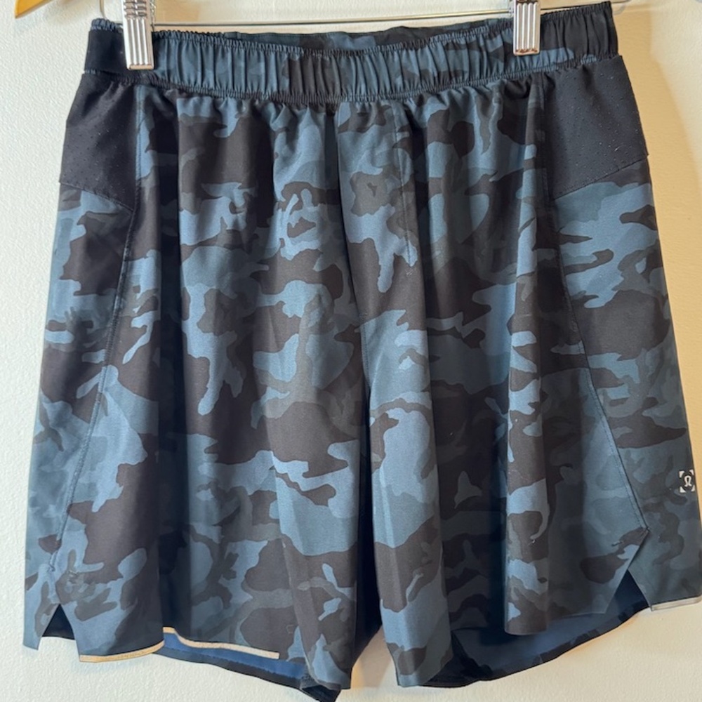 Men’s Lululemon 6” Lined Surge Short in Camo Size Small